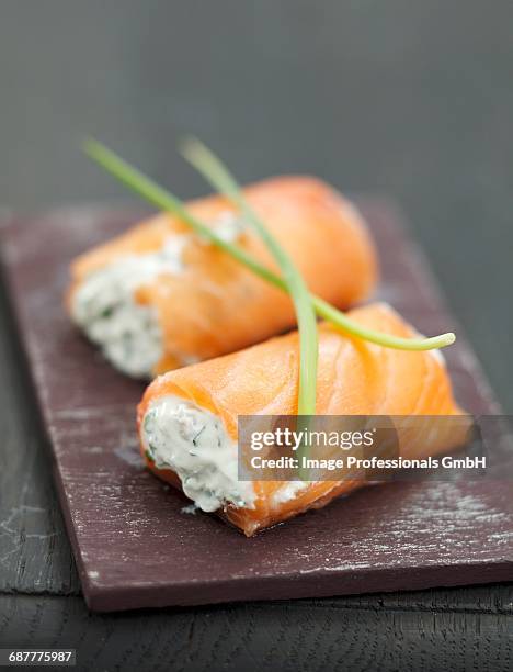 smoked salmon and ricotta nems - rollup photos et images de collection