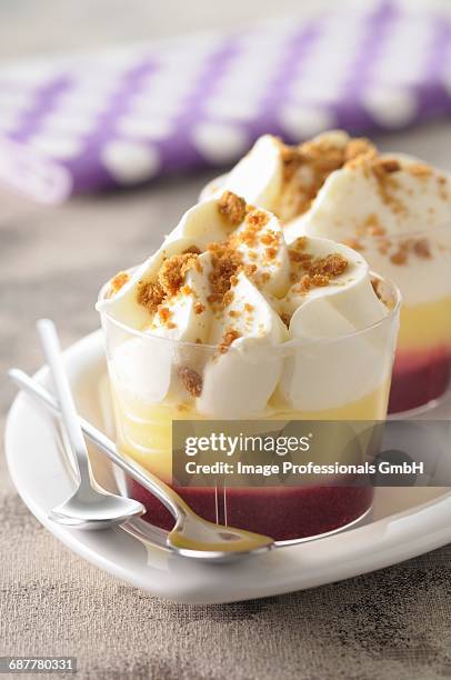 blackcurrant,lemon curd and whipped cream desserts - cassis fruit stock-fotos und bilder