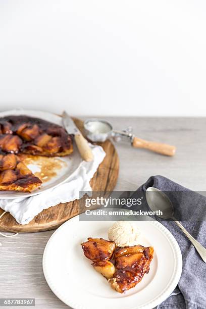 apple tarte tatin and vanilla ice-cream - tarte tatin stock-fotos und bilder