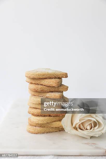 stack of heart shaped shortbread biscuits and a rose - shortbread stock-fotos und bilder