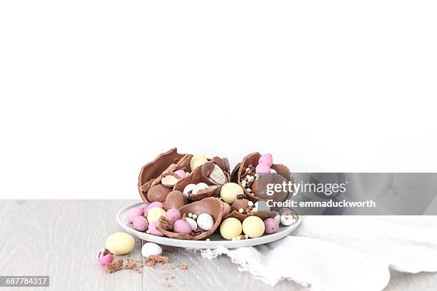 chocolate easter eggs on a plate - easter egg chocolate stock pictures, royalty-free photos & images