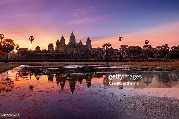 sunrise over angkor wat, siem reap, cambodia - angkor wat stock-fotos und bilder