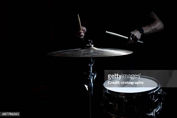 man playing drums and cymbal - drummer 個照片及圖片檔
