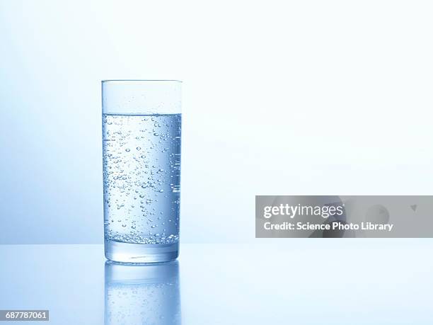 glass of carbonated water - sparkling water stock-fotos und bilder