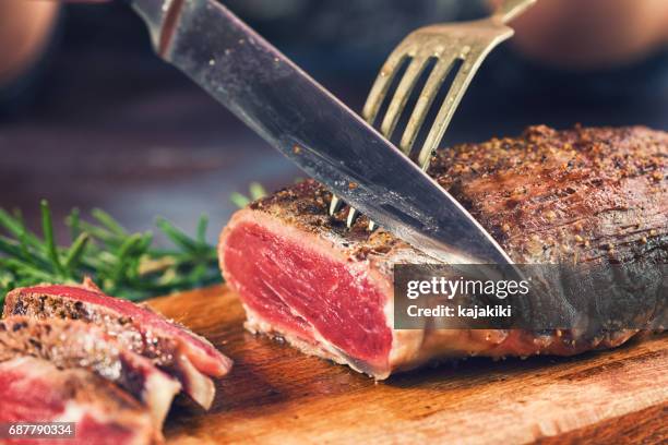 snijden sappige biefstuk - rood vlees stockfoto's en -beelden