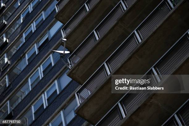 edificio highrise de apartamentos - balcone fotografías e imágenes de stock