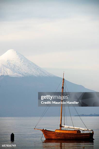 view of boats on lake llanquihue and osorno volcano, puerto varas, chile. - llanquihue lake stock-fotos und bilder