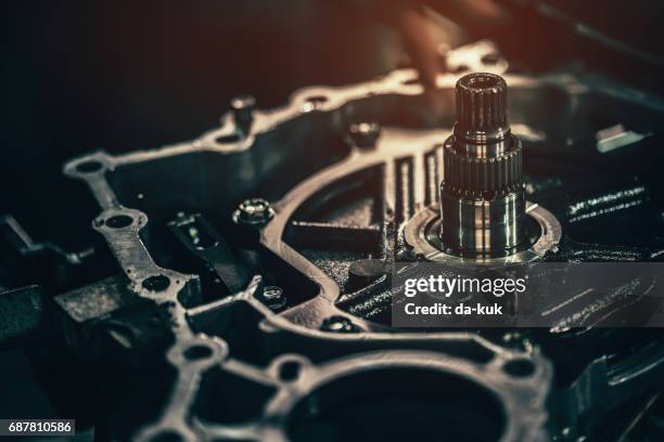 primer plano de las piezas metálicas de transmisión continuamente variable - piñón rueda dentada fotografías e imágenes de stock