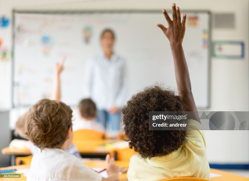 Kinder Erziehung ihrer Hände in der Klasse in der Schule