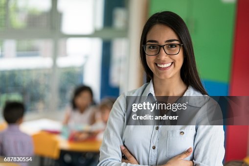 Retrato de un feliz profesor de América Latina en la escuela Retrato de un feliz profesor de América Latina en la escuela