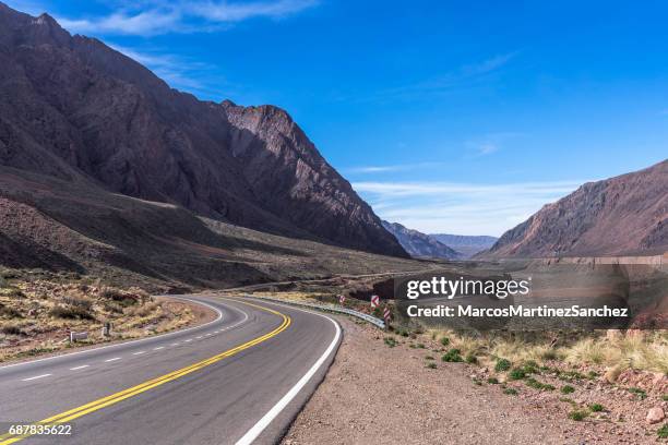 curven van de prachtige nationale route 7 in mendoza, argentinië - mendoza stockfoto's en -beelden