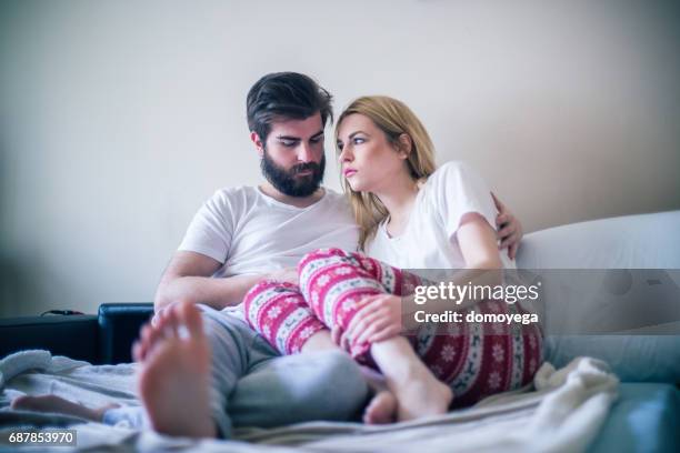 joven pareja en la cama por la mañana - infertilidad fotografías e imágenes de stock