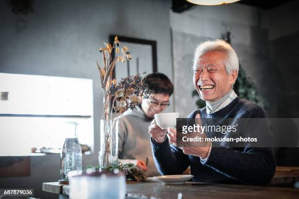 glückliche senior besitzer entspannend im café - 起業家 stock-fotos und bilder