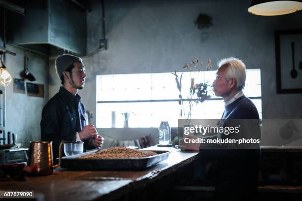 conversación con una generación diferente en café - 起業家 fotografías e imágenes de stock