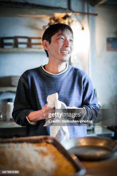 zeker jonge mannelijke gelukkig café-eigenaar - 働く stockfoto's en -beelden