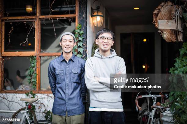 twee jonge mannen café eigenaars van vertrouwen - 働く stockfoto's en -beelden