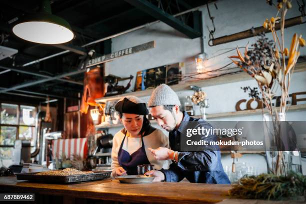 japanische glückliches paar, leben in einem freien lebensstil am café-besitzer - リラグゼーション stock-fotos und bilder