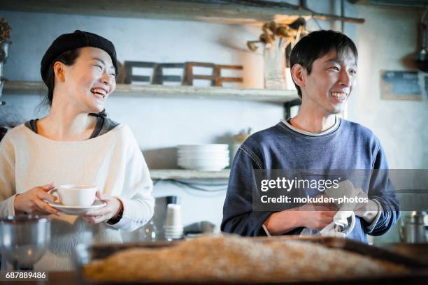 pareja feliz japonese viven en un estilo de vida libre en los dueños del café - 起業家 fotografías e imágenes de stock