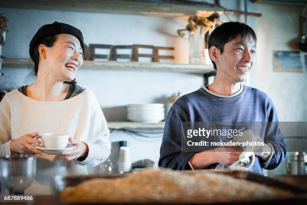 couple heureux japonais vivant dans un mode de vie libre à cafetiers - 医療とヘルスケア photos et images de collection