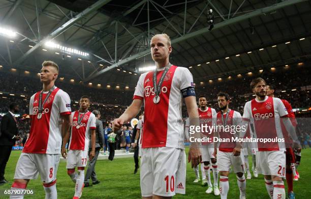 Davy Klaassen of Ajax and his team mates leave the pitch looking dejected following defeat in the UEFA Europa League Final between Ajax and...