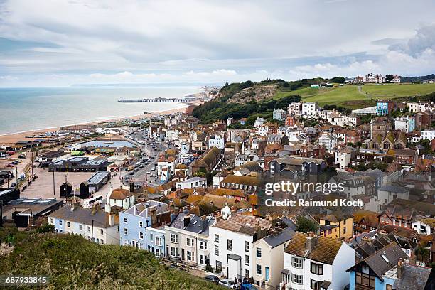 hilltop view of the old town of hastings - sussex südostengland stock-fotos und bilder