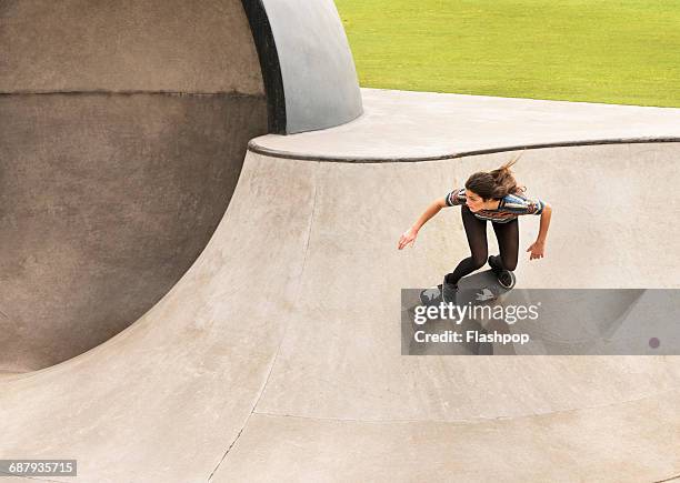 young woman skateboarding - woman in skate park fotografías e imágenes de stock