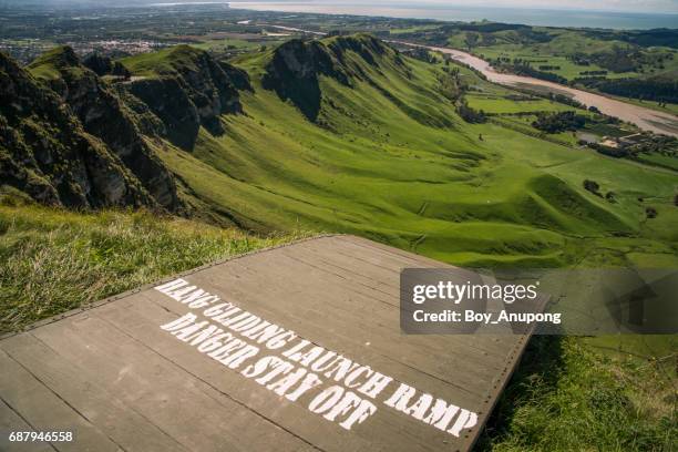 hang gliding launch area on the summit of te mata peak, hawke's bay region of new zealand. - drachenfliegen stock-fotos und bilder