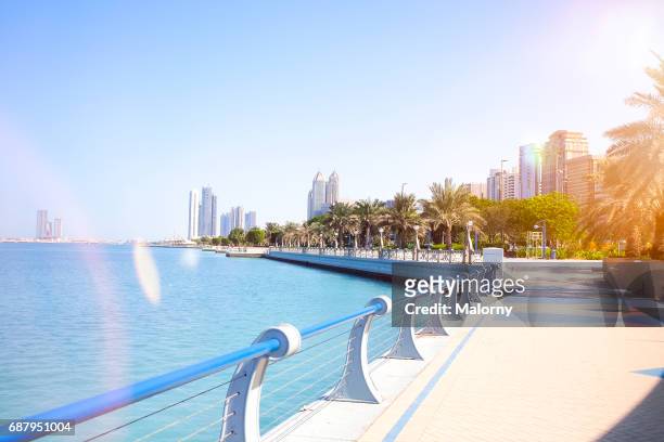 uae, skyline of abu dhabi at the waterfront - golfe persique photos et images de collection