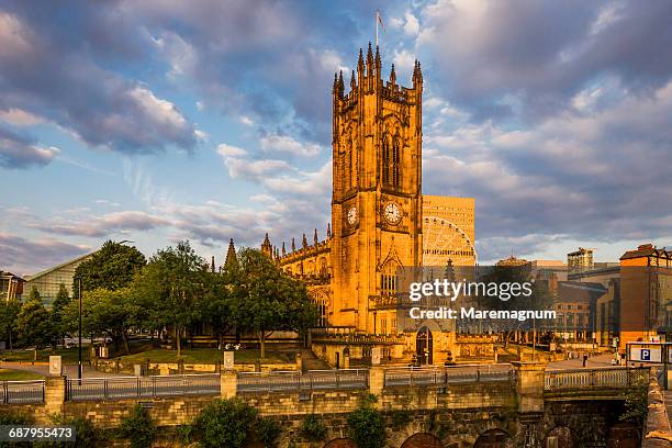 view of manchester cathedral - manchester inglaterra fotografías e imágenes de stock
