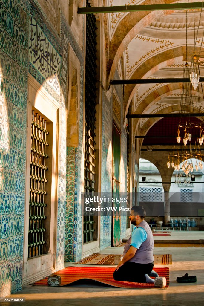 Man praying in Rustem Pasha Mosque