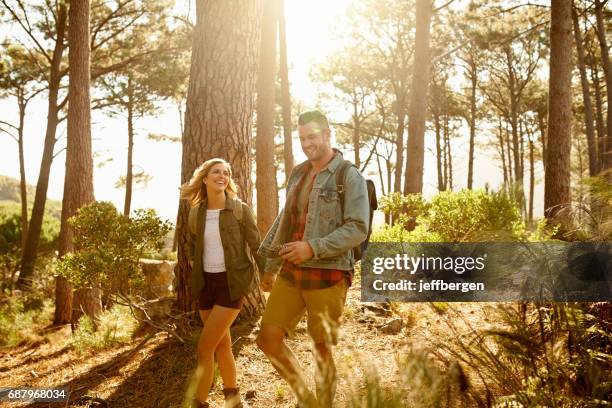 ihr erste date war ein freizeitkleidung - couple forest stock-fotos und bilder
