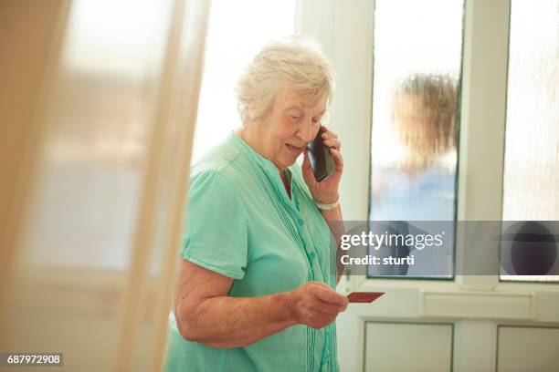 falsche anrufer check - kundenwerber stock-fotos und bilder