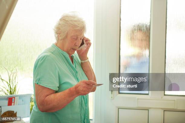 überprüfung des besuchers anmeldeinformationen - kundenwerber stock-fotos und bilder