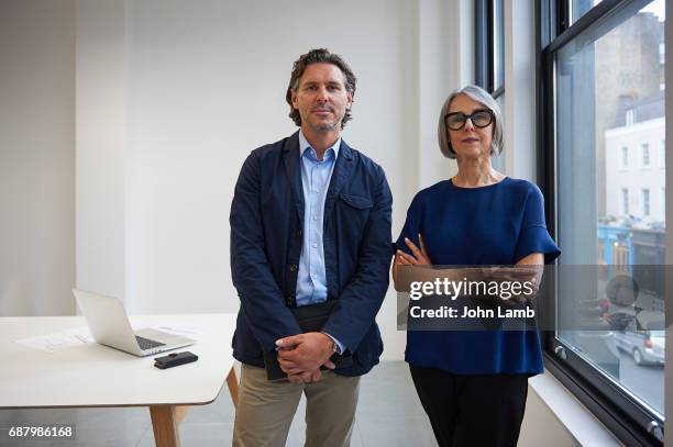 creative team. - côte à côte photos et images de collection