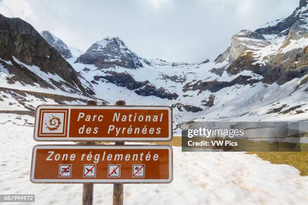 Maillet plateau and signal. Troumouse glacier cirque. Hautes-Pyrenees department, Midi-Pyrenees region, France, Europe.