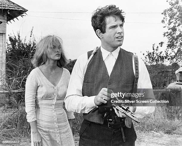 Actors Warren Beatty as Clyde Barrow and Faye Dunaway as Bonnie Parker in the film 'Bonnie and Clyde', 1967.