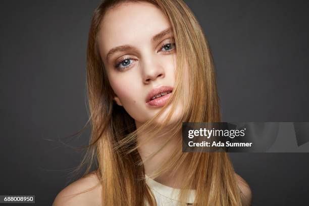 studio shot of a beautiful young woman - verführung stock-fotos und bilder