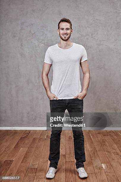 portrait of smiling young man - t shirt weiß stock-fotos und bilder