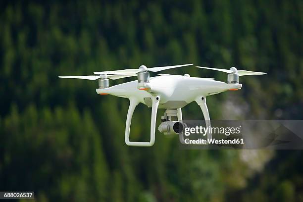 flying drone with camera - unmanned aerial vehicle stock pictures, royalty-free photos & images
