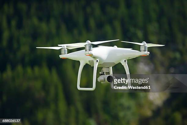 flying drone with camera - veículo aéreo não tripulado - fotografias e filmes do acervo
