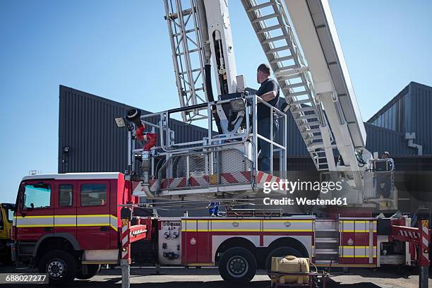 Fire Mechanic Fire Truck Repair Photos and Premium High Res Pictures - Getty Images