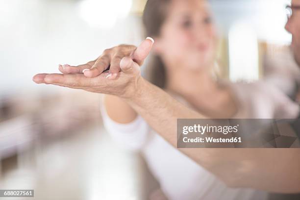 close-up of hands of dancing couple - danse de salon photos et images de collection