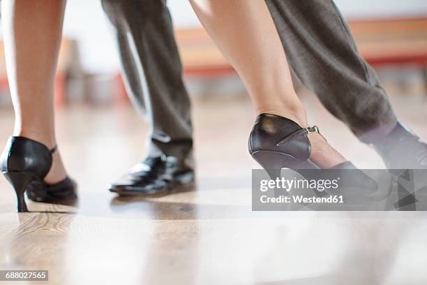 feet of dancing couple in studio - pies bailando fotografías e imágenes de stock