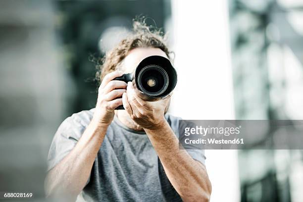 man pictures with camera - photographer stock-fotos und bilder