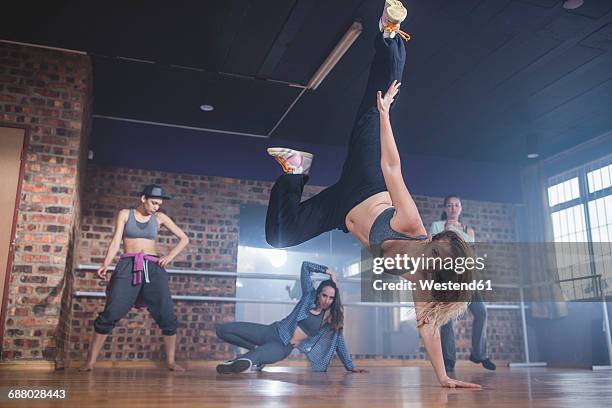 female hip hop dancers performing in studio - hip hop foto e immagini stock