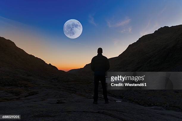 spain, sierra de gredos, silhouette of man looking at the full moon - pleine lune photos et images de collection