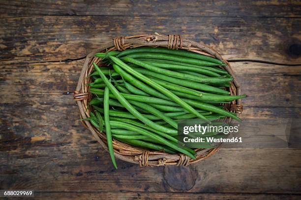 wickerbasket of green beans on dark wood - haricot vert photos et images de collection