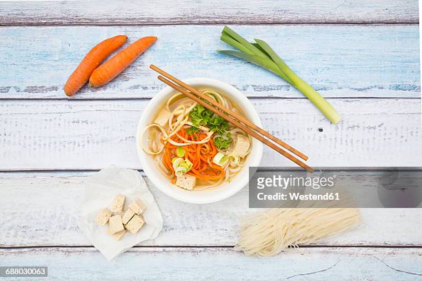 bowl of miso soup with organic tofu, carrot noodles, parsnip, leek, glass noodles and parsley - fideo transparente fotografías e imágenes de stock