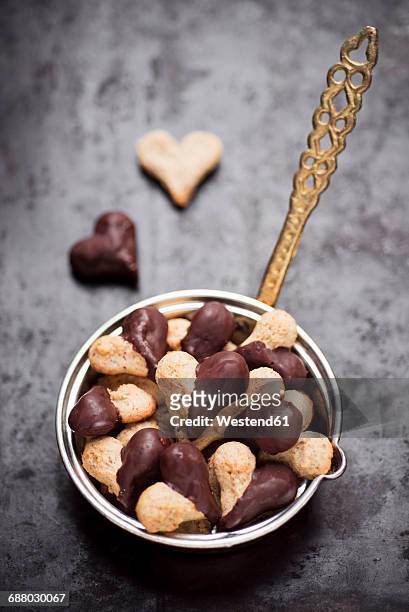 heart-shaped christmas cookies with chocolate icing - chocoladeglazuur stockfoto's en -beelden