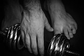Touching the hand on the barbell (dumbell)
